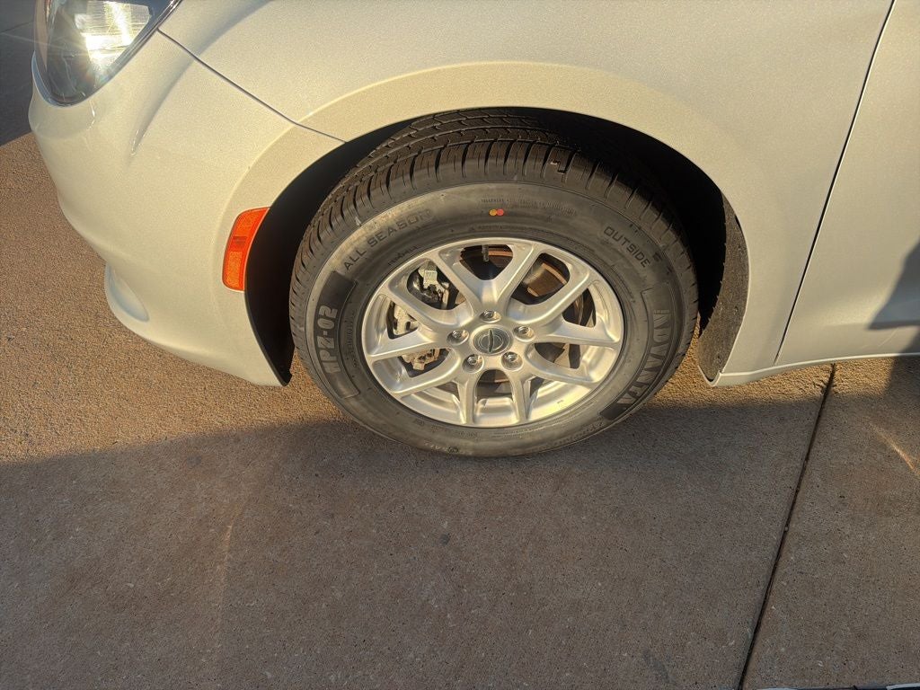 2023 Chrysler Voyager LX